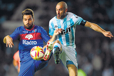 Janson y Lisandro López disputan la pelota.