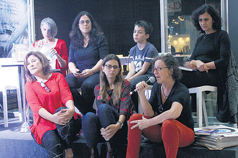 El encuentro se dio en el stand del Grupo Octubre de la Feria.