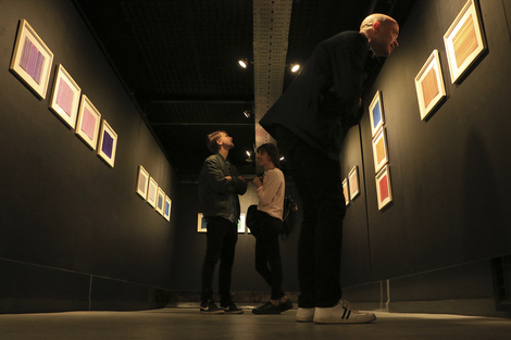 Vista de sala de la exposición de dibujos de Darío Homs en Subsuelo.