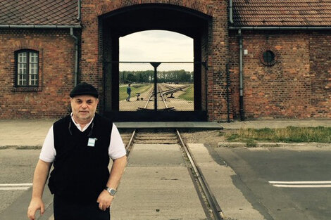 Kollmann en la entrada del campo de Auschwitz, donde mataron a sus abuelos.