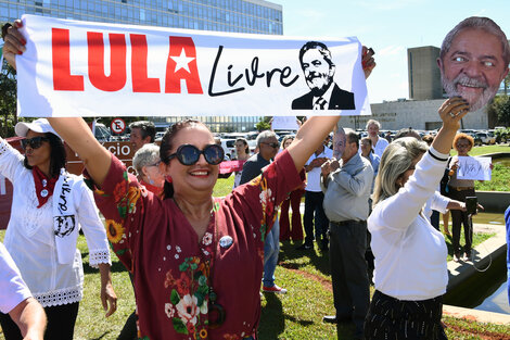 Manifestantes exigen la libertad de Lula frente al Ministerio de Justicia en Brasilia.