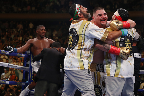 Ruiz y su equipo festejan mientras Joshua sigue aferrándose a las cuerdas.