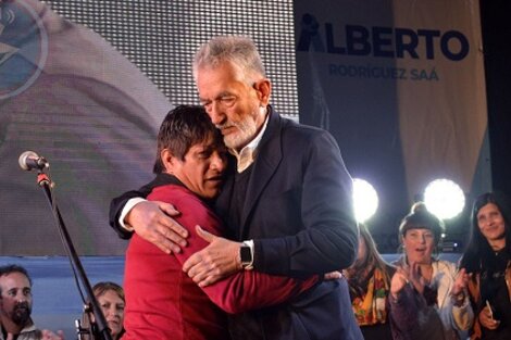 "Carpincho" se abraza a Alberto Rodríguez Saá en un acto político.