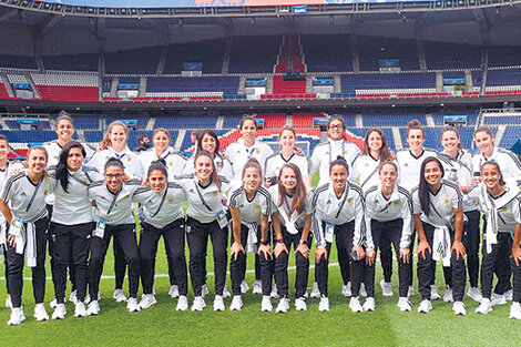 El plantel completo en el reconocimiento al campo de juego del estadio Parque de los Príncipes. (Fuente: Prensa AFA)