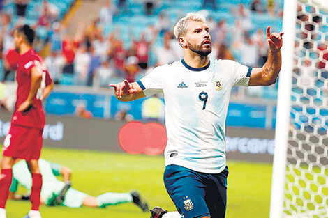 Sergio Agüero festeja su gol sobre el final del partido.