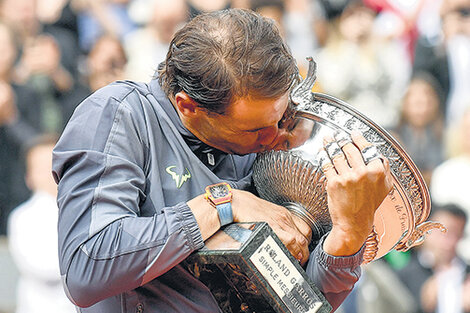 Nadal y la copa, una foto repetida doce veces.