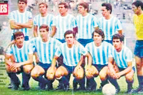 El equipo de Gimnasia y Esgrima de Jujuy donde jugó Rojas, posando para la revista Goles.