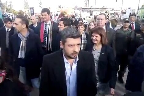 Bullrich, rodeada de sus funcionarios, en el momento del escrache.