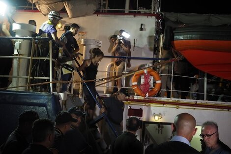 Rackete baja del Sea Watch 3 esta madrugada, tras tocar tierra en Lampedusa.