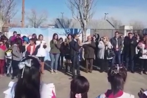 Mussi habló de "todes" y "ciudadanes" el Día de la bandera