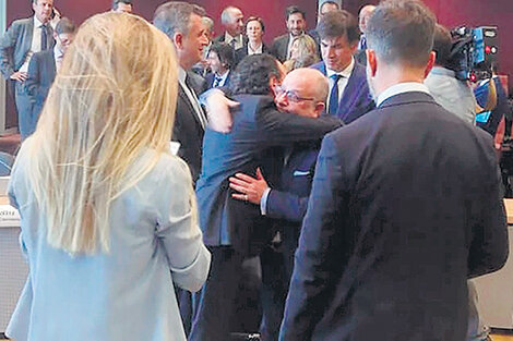 El abrazo emocionado de Dante Sica (Producción) y Jorge Faurie (canciller) al cerrar el acuerdo. Como el de Prat-Gay y Caputo tras pagar a los buitres.