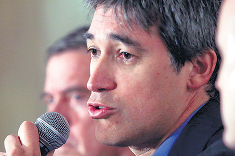 El secretario de Asuntos Políticos, Adrián Pérez, salió a agitar el tema.