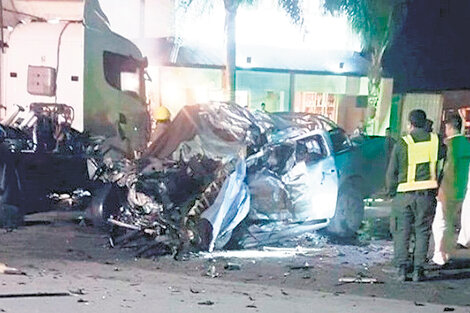 La camioneta Chevrolet en la que viajaba la familia quedó deshecha.