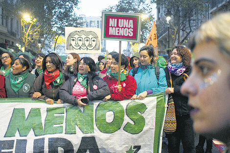 La convocatoria tiene consignas a favor del aborto y contra las políticas de hambre, entre otras.