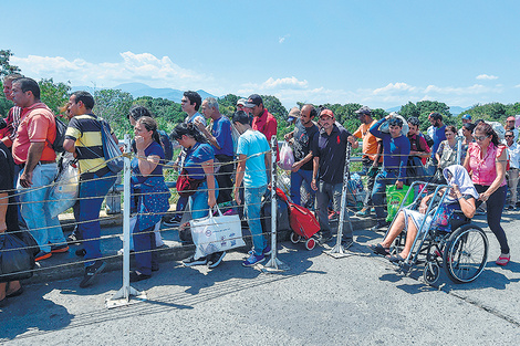 Migrantes venezolanos cruzan el puente Simón Bolívar hacia Cúcuta, Colombia.