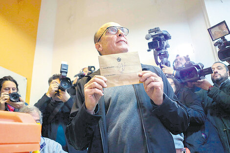 Martínez, ganador de la interna del FA, al momento de votar en Montevideo.