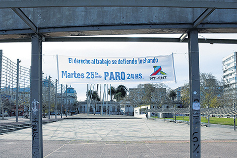 Cartel alusivo y espacios vacíos en la plaza 1 de Mayo de Montevideo durante el paro.