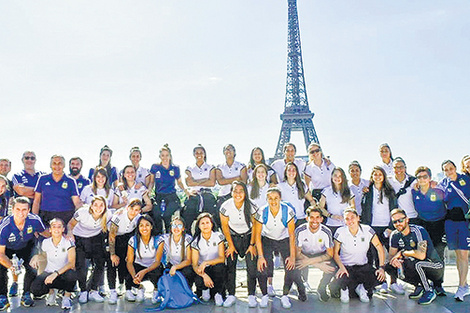 Las chicas visitaron la emblemática Torre Eiffel.