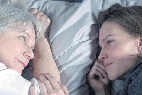 Blythe Danner y Hilary Swank, madre e hija en un reencuentro hecho a medida para sus lucimientos.