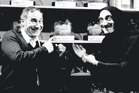 MEL BROOKS Y MARTY FELDMAN EN EL SET DE FILMACIÓN DE EL JOVEN FRANKENSTEIN