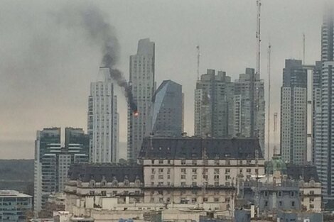 El incendio se produjo a pocos metros de la Casa de Gobierno.