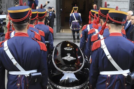 El féretro de De la Rúa es ingresado al Congreso.