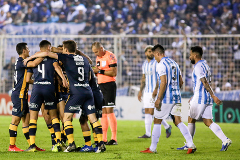 Los jugadores de Central abrazan a Ciro Rius después de marcar el primer gol con derechazo al ángulo. (Telam)