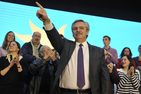 Fernández al ingresar al Aula Magna de Ciencias Exactas. 