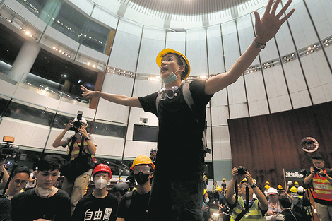 Manifestantes en Hong Kong toman el Congreso