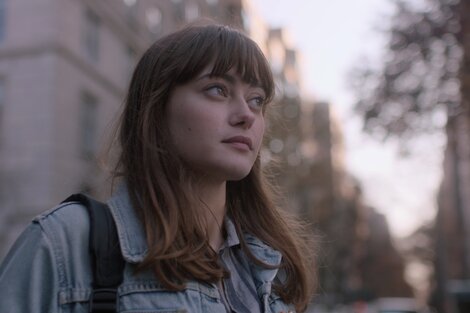 Tess, una chica de 22 años, llega sola a Nueva York en la serie Sweetbitter, de la plataforma Starzplay.