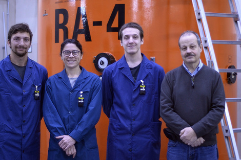 Peire y tres de los operadores, delante del reactor