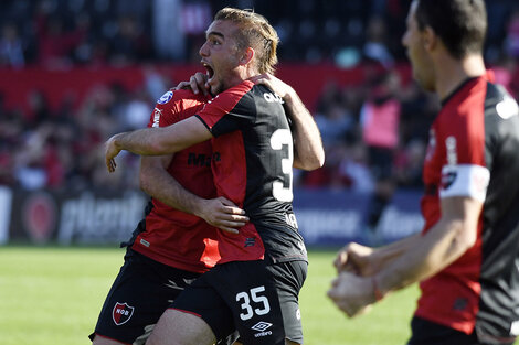 Nadalín recibió un rechazo de un tiro libre y sacó una volea de derecha para el primer gol. (Fuente: Sebastián Granata)