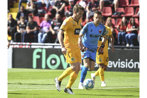Riaño marcha a convertir el gol canaya ante el error de Burián.