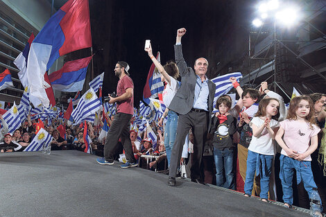 Puño en alto, Martínez festeja su triunfo este domingo, a la espera del ballotagge. foto2: Simpatizantes de Lacalle Pou celebran la elección de su candidato. 