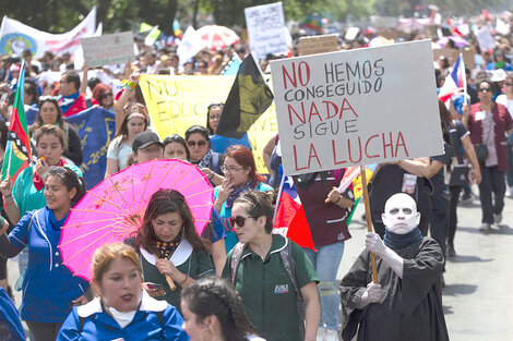 Miles de chilenos marchan por una educación sin lucro