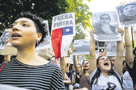 Marcha en Plaza de Mayo en solidaridad con el pueblo de Chile.