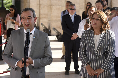 En el Monumento, Javkin juró ante Fein, la intendenta saliente.