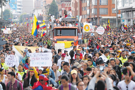 Los colombianos protestan con música y cacerolas