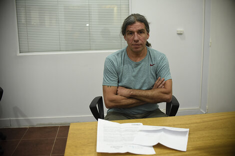 Emiliano con las cartas. 