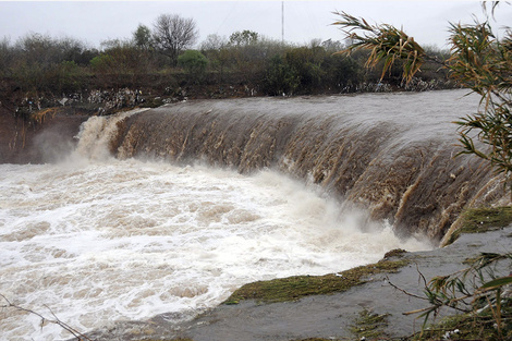 La erosión continúa acercando la cascada al puente vehicular.