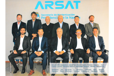 Los directivos de Arsat incluyeron una foto suya de página completa en el libro. El presidente Raúl Martínez, abajo en el centro