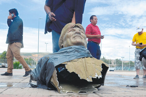 El régimen de Bolivia retiró un busto de Evo Morales 