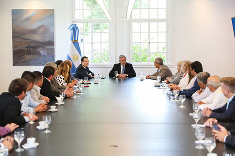 Alberto Fernández junto a Gerardo Zamora y un grupo de intendentes.