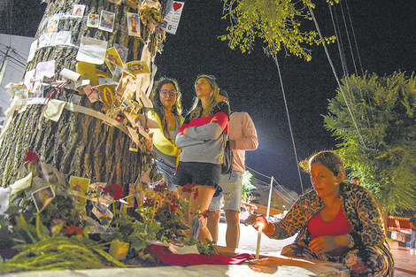 El santuario se sostiene en el árbol que vio caer a Fernando Báez herido de muerte por los golpes.