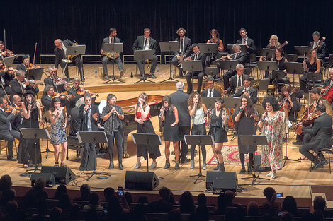 Emotivo homenaje a María Elena Walsh