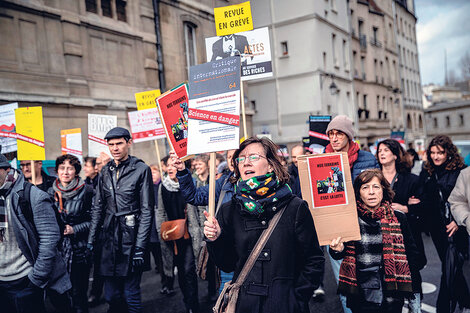 Científicos protestan contra la reforma de pensiones en Paris.