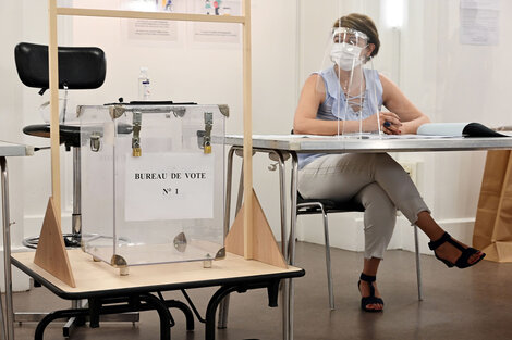 Los preparativos para las elecciones del domingo incluyen medidas sanitarias para prevenirel contagio de coronavirus.