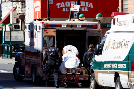 Bomberos de Nueva York transportan a un enfermo de coronavirus.