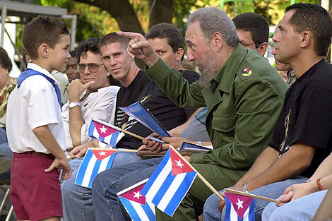 Fidel Castro con Elián González tras la vuelta a Cuba del balserito.