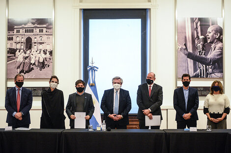 La firma se realizó en el Salón de las Mujeres.